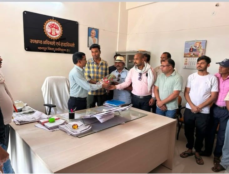 प्रशासनिक अधिकारियों का पुष्पगुच्छ से स्वागत